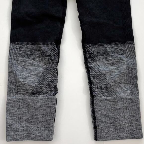 Lululemon Seamlessly Street Crop Leggings in Heathered Black Seamless XS - Picture 3 of 6